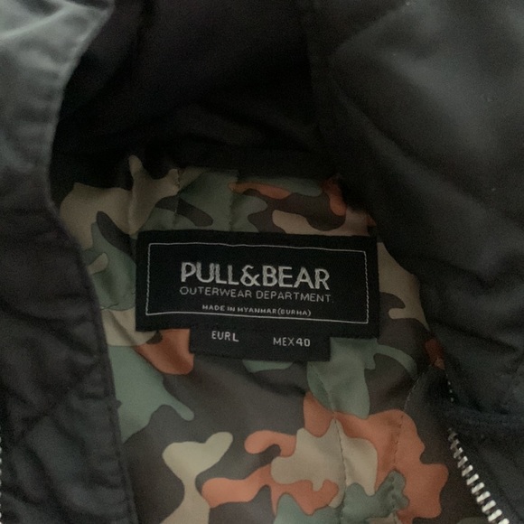 Pull and bear light jacket with hood, all black with inside camo - Picture 2 of 4